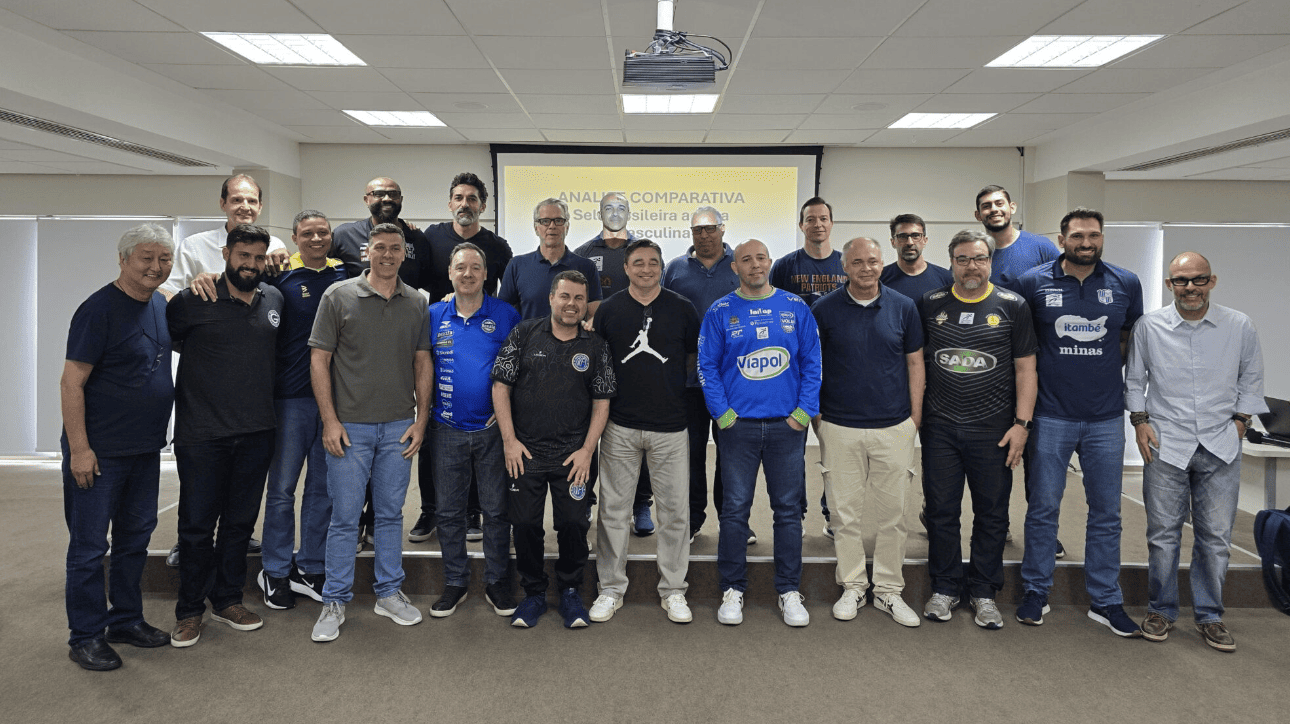 Bernardinho, treinador da Seleção Brasileira Masculina de Vôlei, e técnicos da Superliga Masculina (foto: Divulgação/CBV)