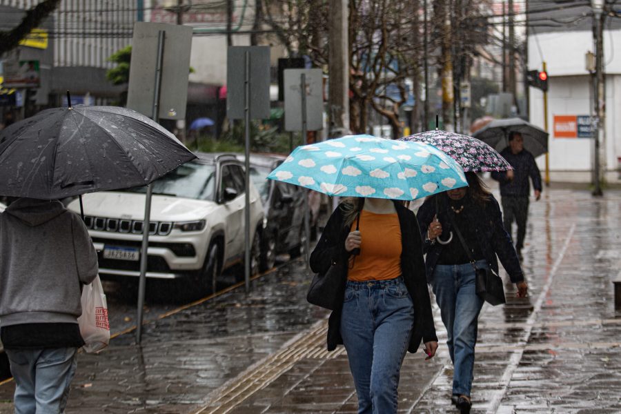 Combinação de forte calor com chegada de frente fria pode trazer chuvas para Minas neste fim de semana