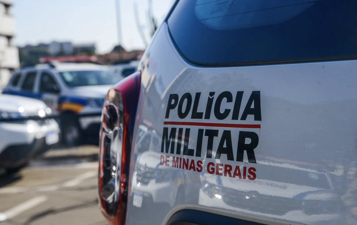 Homem oferece cerveja para pessoas na rua e mata vítima esfaqueada em Minas