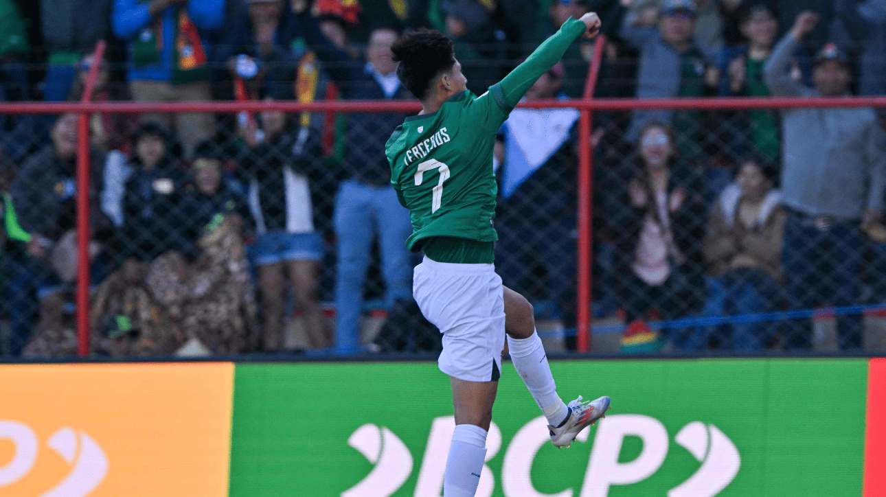 Miguelito, da Blívia, comemorando gol sobre Colômbia (foto: Aizar Aldes/AFP)