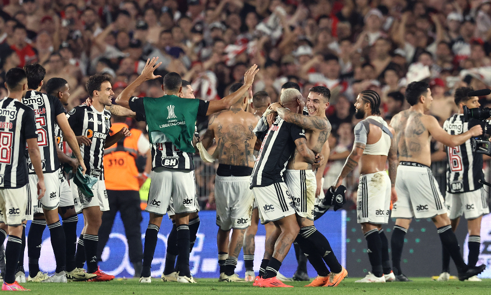 Jogadores do Atlético comemoram classificação sobre o River (foto: ALEJANDRO PAGNI / AFP)