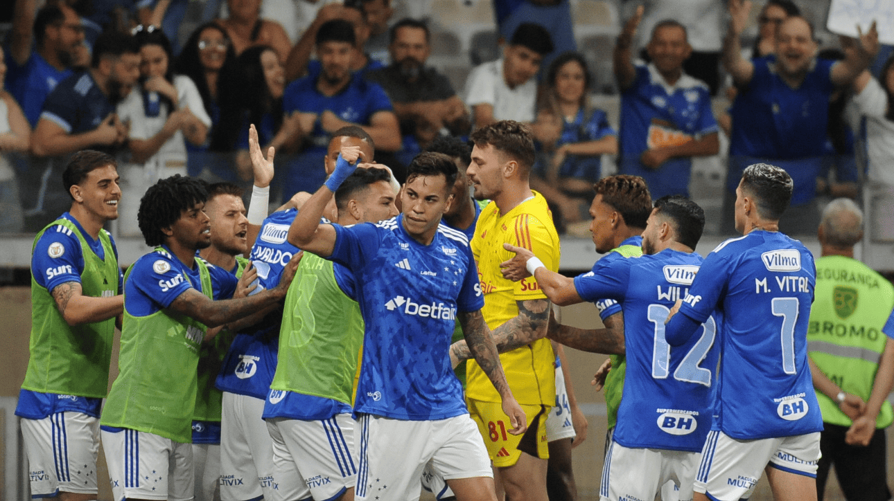 Jogadores do Cruzeiro comemorando gol pelo Brasileiro (foto: Alexandre Guzanshe/EM/D.A Press)