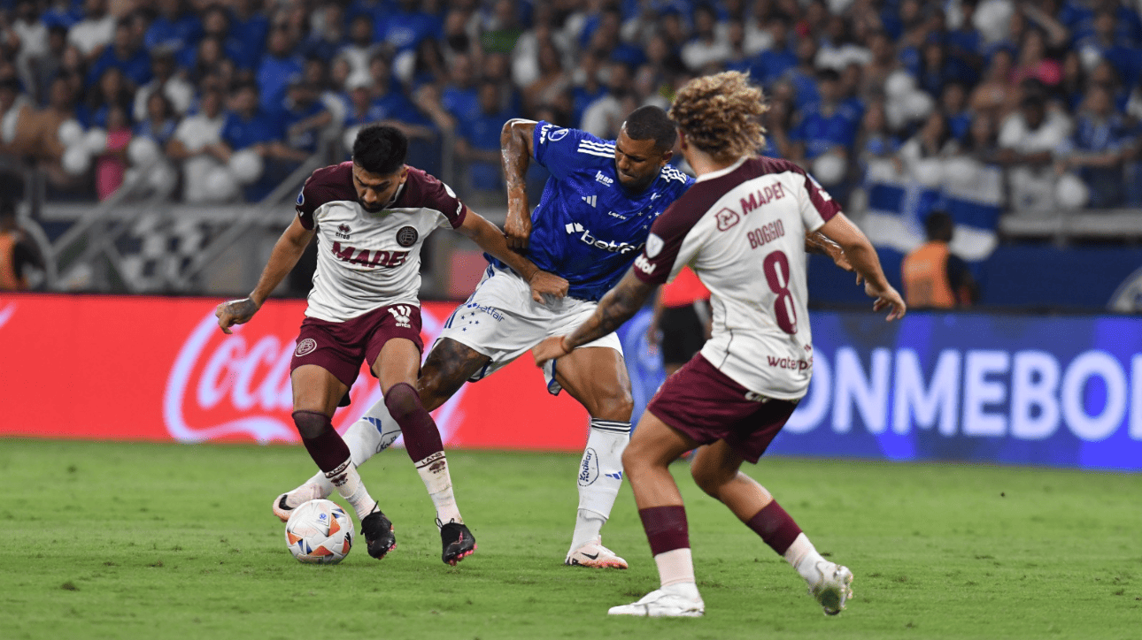 Wallace, do Cruzeiro, e jogadores do Lanús (foto: Alexandre Guzanshe/EM/D.A Press)