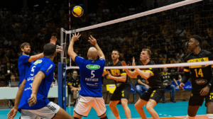 Jogadores de vôlei de Cruzeiro e Praia Clube (foto: Maria Cláudia Souza)