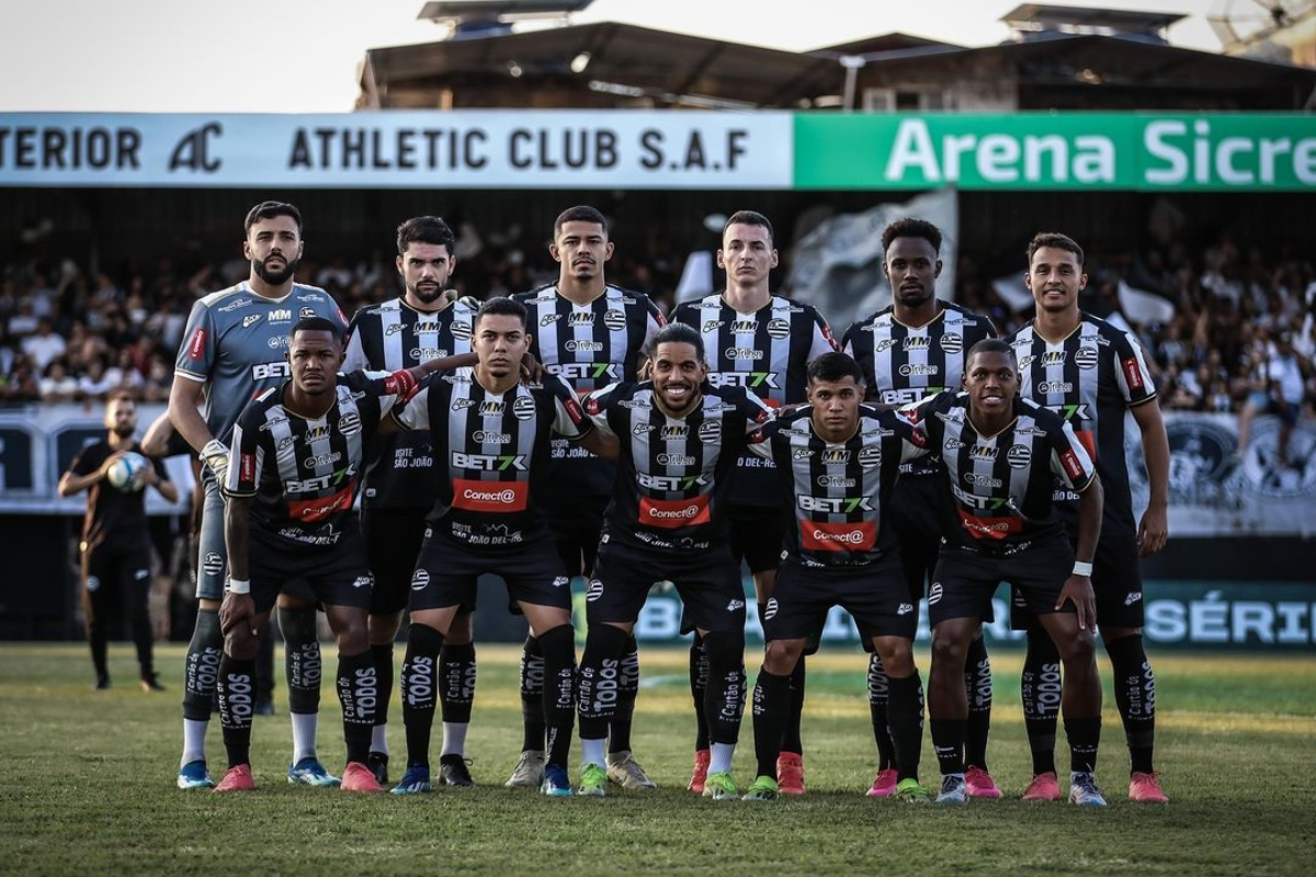 Jogadores do Athletic antes de jogo pela Série C (foto: Divulgação / Athletic )