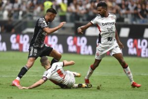 Disputa de bola em Atlético x Vitória (foto: Ramon Lisboa/EM/D.A Press)