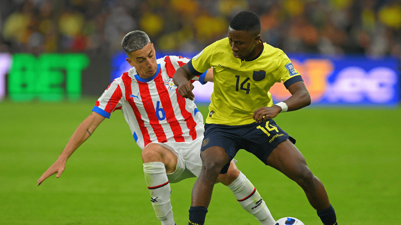 Jogadores de Equador e Paraguai, pelas Eliminatórias (foto: Rodrigo Buendia/AFP)