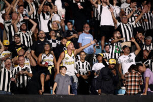 Torcida do Botafogo no estádio Centenario, em Montevidéu (foto: Mariana Greif/REUTERS)