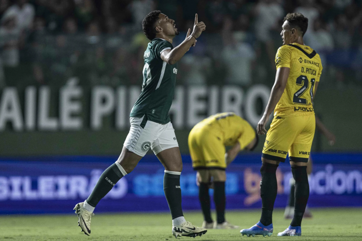 Jogador do Goiás comemorando gol (foto: Heber Gomes/ Agif/Gazeta Press)