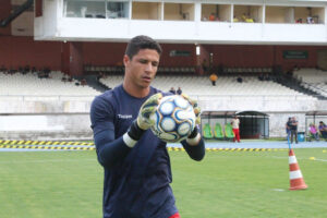 Goleiro Vinícius durante treino pelo Remo (foto: Divulgação/Remo)