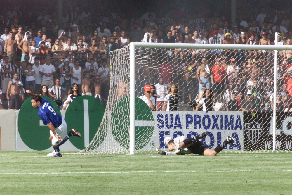 Guilherme Alves em gol pelo Cruzeiro, sobre o Atlético, no Campeonato Mineiro de 2004 (foto: Jorge Gontijo/Estado de Minas)