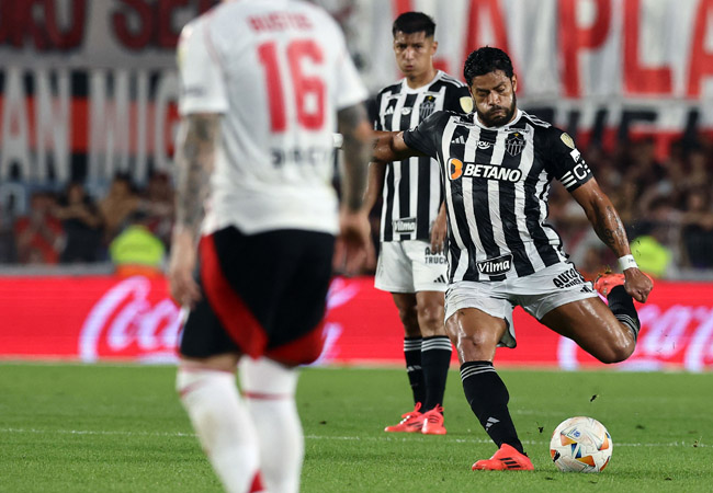 Hulk, do Atlético, em ação na partida contra o River Plate, no Monumental de Núñez, pela semifinal da Libertadores (foto: ALEJANDRO PAGNI/AFP)