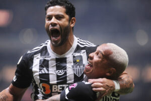 Hulk e Deyverson em comemoração de gol do Atlético diante do Grêmio na Arena MRV (foto: Alexandre Guzanshe/EM/D.A Press)