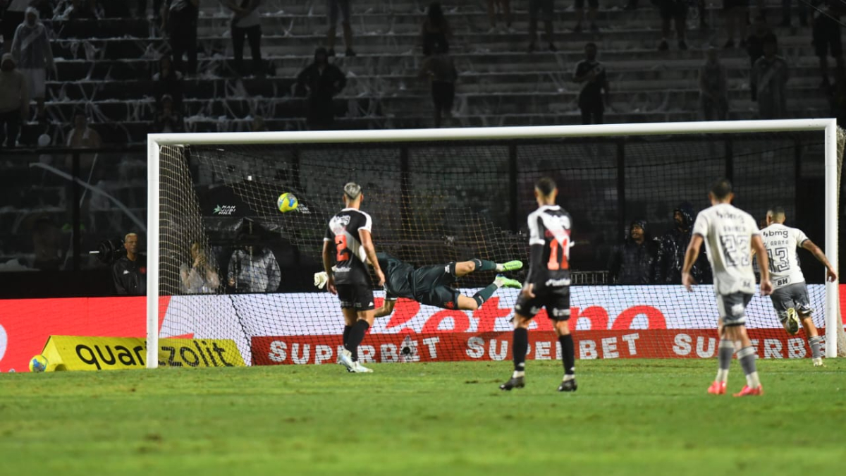 Momento em que belo chute de Hulk acerta as redes do goleiro Léo Jardim, do Vasco (foto: Alexandre Guzanshe/EM/D.A Press)