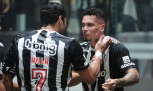 Hulk e Paulinho comemoram gol da vitória do Atlético sobre o Vasco (foto: Alexandre Guzanshe/EM/DA.Press)