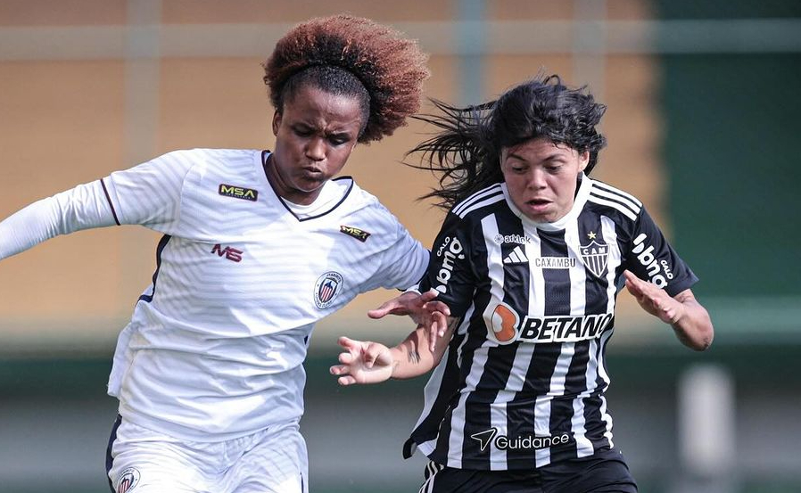 Disputa de bola no duelo entre Itabirito e Atlético pelo Campeonato Mineiro Feminino (foto: Cris Mattos/FMF)