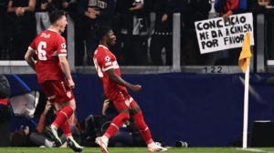 Jogadores do Stuttgart comemorando gol diante da Juventus na Champions League (foto: Marco Bertorello/AFP)