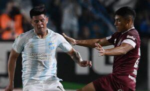 Jogadores de Lanús e Atlético Tucumán disputam bola (foto: Divulgação/Lanús)