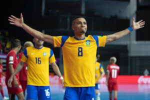 Leozinho comemorando gol pela Seleção Brasileira de Futsal (foto: Thais Magalhães/CBF)