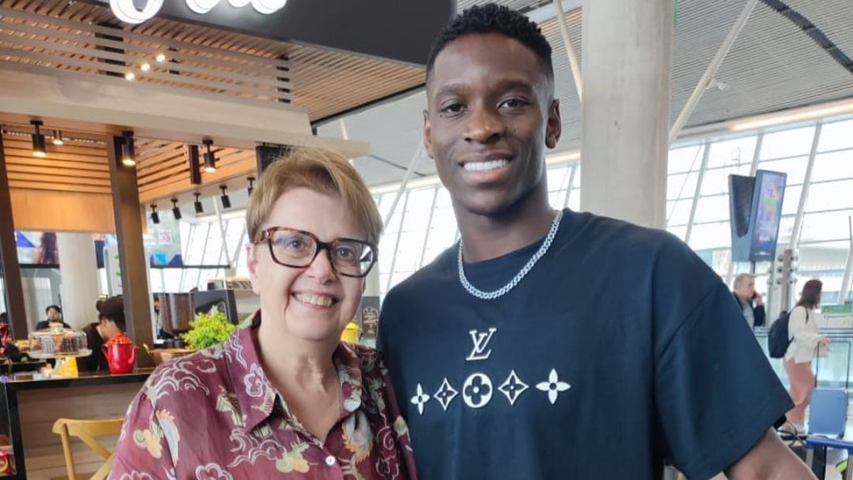 Margarida Salomão (PT), prefeita de Juiz de Fora, ao lado de Luiz Henrique, atacante do Botafogo e da Seleção Brasileira (foto: Reprodução/@jfmargarida (Instagram))