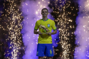 Marcel Marques com a chuteira de ouro do Mundial de Futsal (foto: Leto Ribas/CBF)