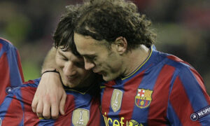 Milito e Messi comemoram gol pelo Barcelona (foto: AFP PHOTO/JOSEP LAGO)