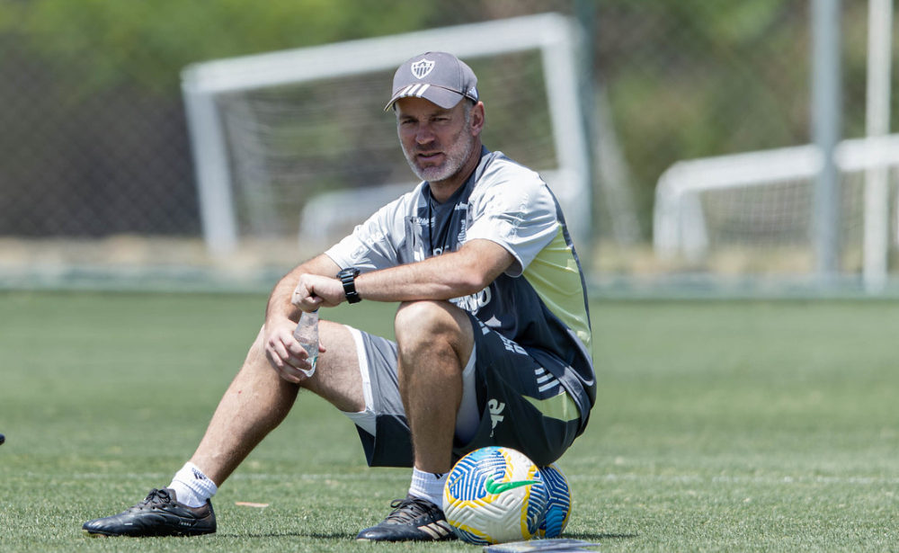 Técnico Gabriel Milito, do Atlético, durante treinamento na Cidade do Galo (30/9) - (foto: Pedro Souza/Atlético)