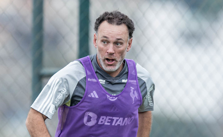 Técnico Gabriel Milito, do Atlético, durante treinamento na Cidade do Galo (10/10) - (foto: Pedro Souza/Atlético)