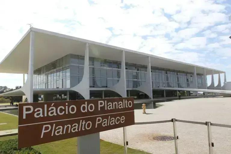 Mulher em surto tenta entrar no Palácio do Planalto