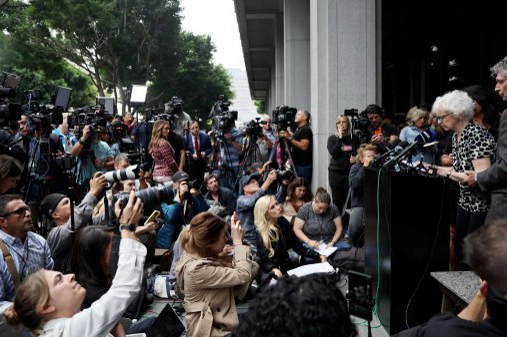 Familiares dos irmãos Menendez, condenados por matar os pais, pedem que Justiça liberte os dois