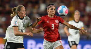 Nadia Nadim em ação pela Seleção Dinamarquesa, em 2022 (foto: JUSTIN TALLIS/AFP)