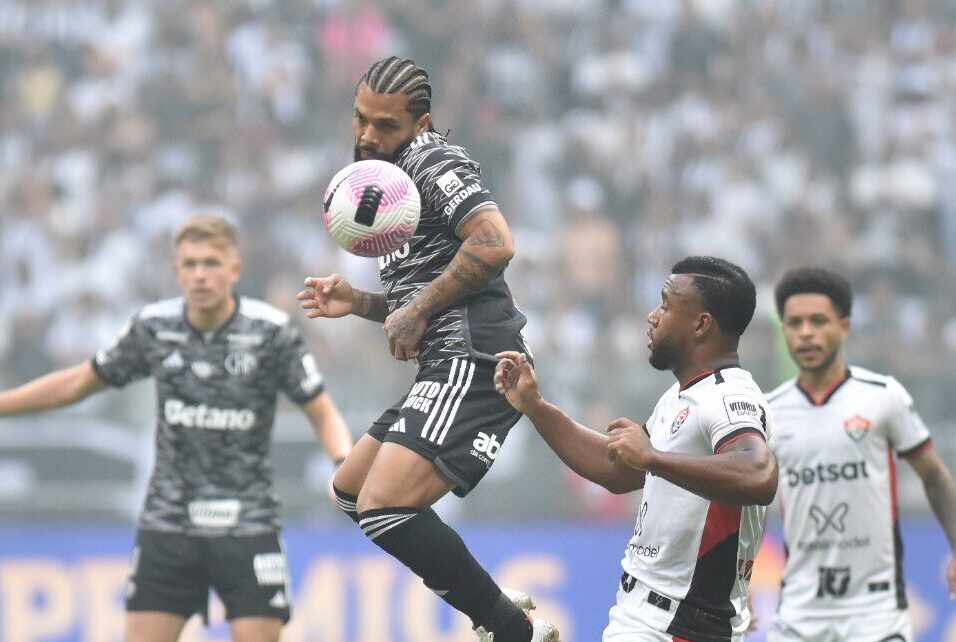 Disputa de bola em Atlético x Botafogo (foto: Ramon Lisboa/EM/D.A Press)