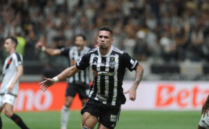 Paulinho marcou de cabeça para o Atlético diante do Vasco na Copa do Brasil (foto: Alexandre Guzanshe/EM/D.A Press)