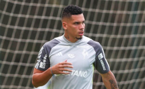 Paulinho, atacante do Atlético, durante treinamento na Cidade do Galo (9/6) (foto: Paulo Henrique França/Atlético)