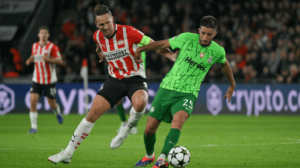 Jogadores de PSV e Sporting, pela Champions League (foto: Nicolas Tucat/AFP)