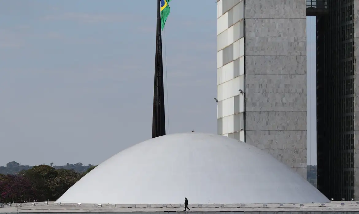 Senado aprova regras para controle de risco de produtos químicos