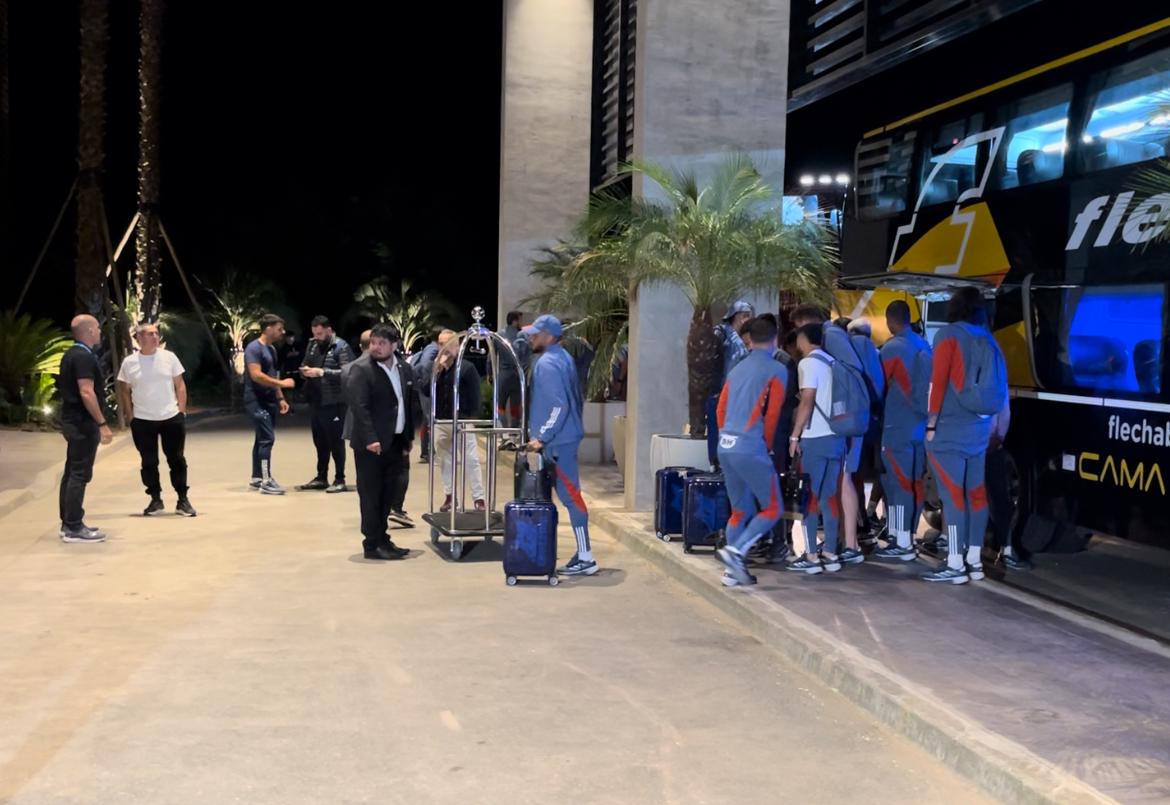 Rafa Silva na chegada do Cruzeiro a hotel na Região Metropolitana de Buenos Aires (foto: Lucas Bretas/Cruzeiro)