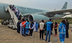 Avião com 221 brasileiros repatriados do Líbano pousa em Guarulhos