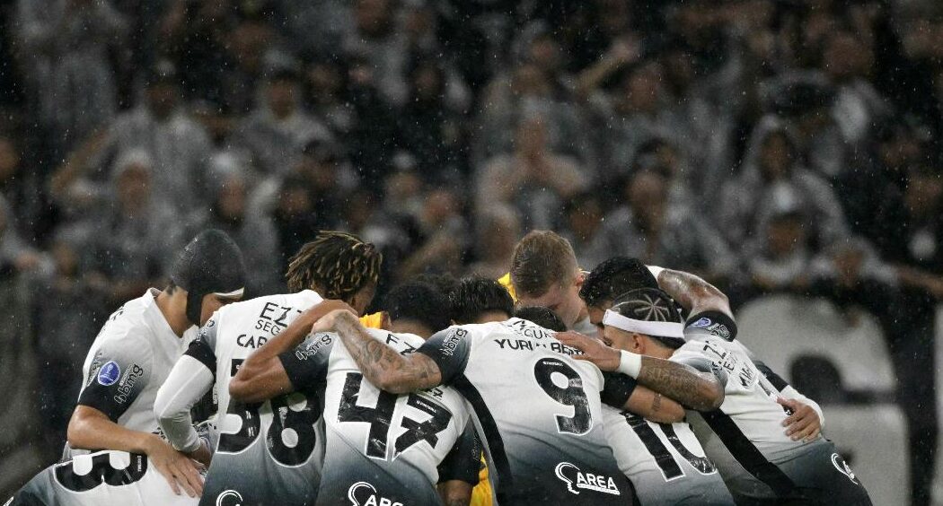 Corinthians tenta vaga na final da Sul-Americana (foto: NELSON ALMEIDA / AFP)