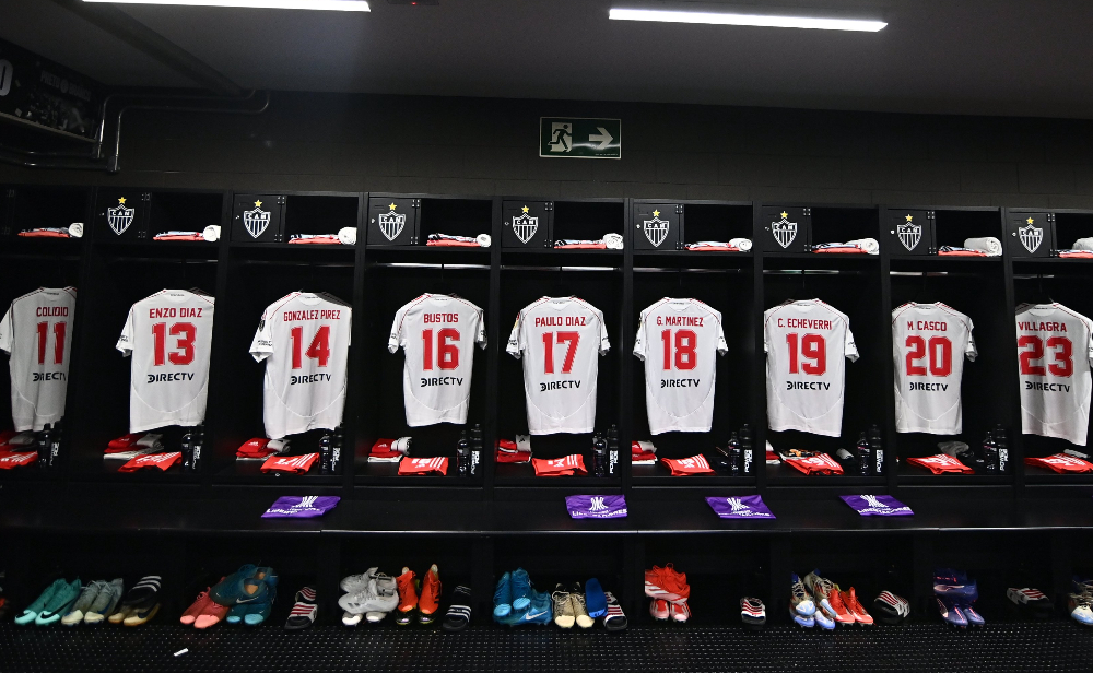 Camisas do River Plate no vestiário de visitantes da Arena MRV (foto: Divulgação/River Plate)