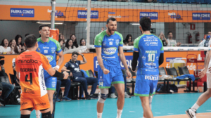 Jogadores do São José comemorando ponto diante do Minas, pela Superliga Masculina de Vôlei (foto: Léo Lenzi/Agência NTZ)