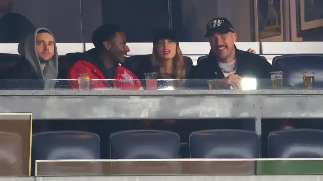 Taylor Swift e Travis Kelce: Momentos Carinhosos no Estádio