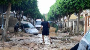 Tempestade na Espanha deixou lastro de destruição e mortes (foto: JOSE JORDAN/AFP)