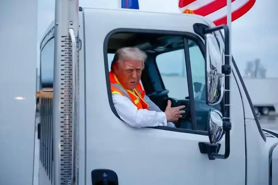 Trump critica Biden em caminhão de lixo durante campanha