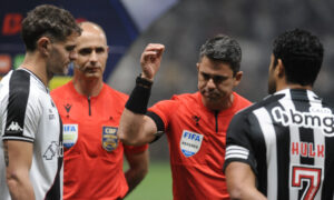 Vegetti e Hulk antes do jogo de ida entre Vasco e Atlético (foto: Alexandre Guzanshe/EM/D.A. Press)