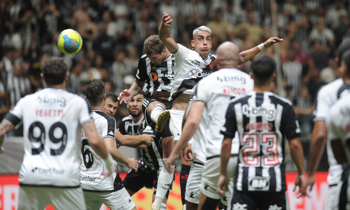 Jogadores de Atlético e Vasco em disputa de bola na Arena MRV (foto: Alexandre Guzanshe/EM/DA.Press)