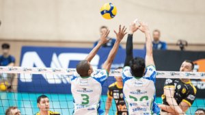 Jogadores de vôlei do Praia Clube e do Joinville, pela Superliga Masculina de Vôlei (foto: Luiz Vieira)