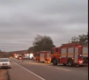 Ônibus cai em ribanceira durante acidente grave na BR-381, em Periquito