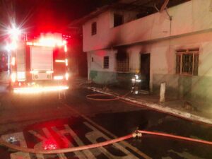 Vela acesa pode ter sido a causa de incêndio em residência de Coronel Fabriciano