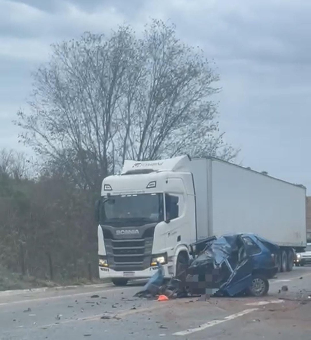 Dois homens morrem após acidente entre caminhão e carro na BR-116, em Governador Valadares